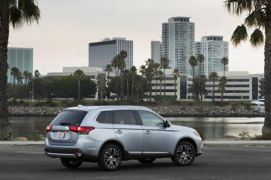 Mitsubishi Outlander GT 2016 года  (фото 42 из 56)